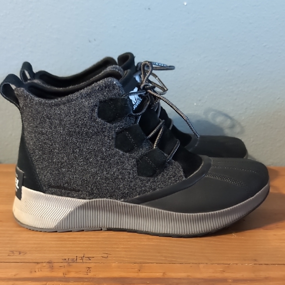 Sorel Out N About Black and Gray Ankle Boots